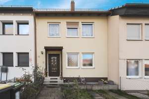 Familienfreundliches Reihenmittelhaus in 90449 Nürnberg-Gebersdorf – Wohlfühlen auf allen Ebenen – Die vollständige Adresse der Immobilie erhältst du vom Anbieter., 90449 Gebersdorf, Nürnberg – Vorschaubild 1