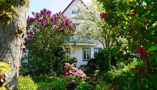 Bild von Großzügiges Einfamilienhaus mit idyllischem Garten & Teich