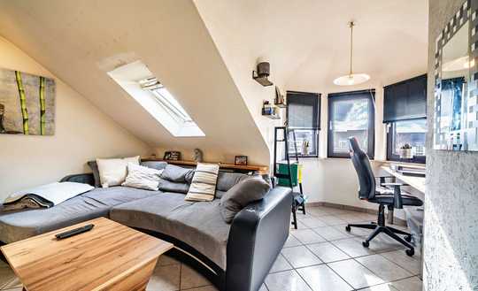 Über den Dächern in Seenähe – charmante DG-Wohnung mit Erker