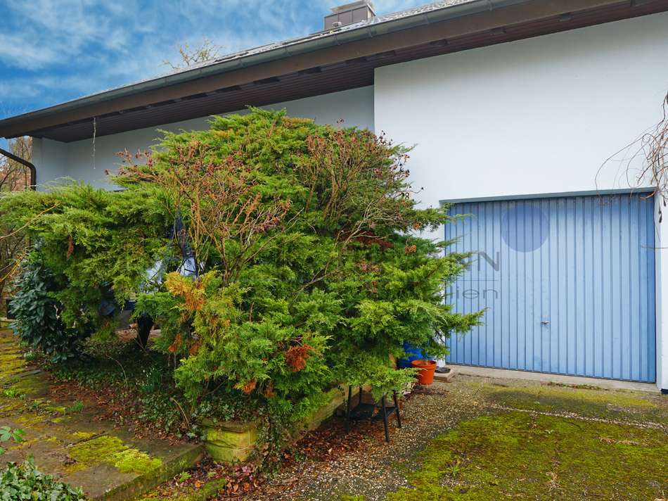 Garage und Einfahrt