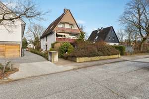 Wohnen im Dachgeschoss: Balkon, Gartenanteil und viel Gestaltungsspielraum