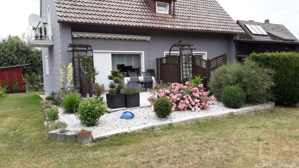 Immobilie in Vohenstrauß - „Gepflegtes Zweifamilienhaus in Vohenstrauß: 2 Wohneinheiten+ Ausbaupotential, Garage & Traumgarten“ - Bild 1