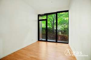 GRÜN UND GEMÜTLICH! Großzügige EG 4 Zimmer Wohnung mit Terrasse, ca. 103 m² und EBK in Mitte! – Zimmerstraße 93, 10117 Mitte (Ortsteil), Berlin – Vorschaubild 3
