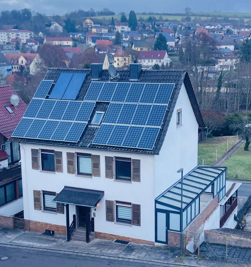 Immobilie in Hornbach - Gepflegtes Ein- bis Zweifamilienhaus mit Photovoltaik und zusätzlichem Grundstück in Hornbach - Bild 0