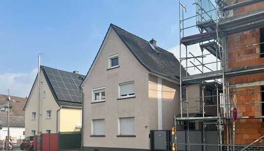 Bild von ZWEI HÄUSER, VIELE MÖGLICHKEITEN 🌟 Modernisierte Liegenschaft mit großem Hof in Rodgau!
