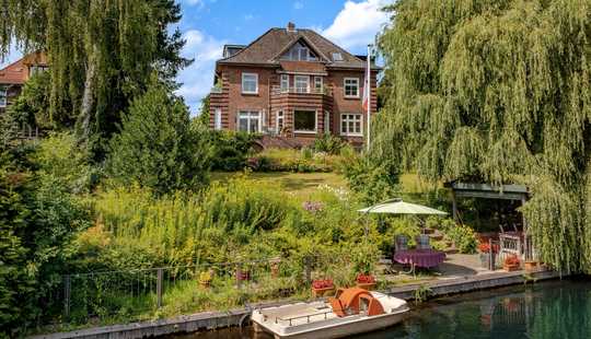 Bild von Rotklinkervilla mit Bootsanleger am Alsterlauf