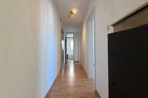 Lichtdurchflutete 2,5-Zimmer-Wohnung mit 2 Balkonen am Hölderlinplatz – Kornbergstr 50, 70176 Hölderlinplatz, Stuttgart – Vorschaubild 6