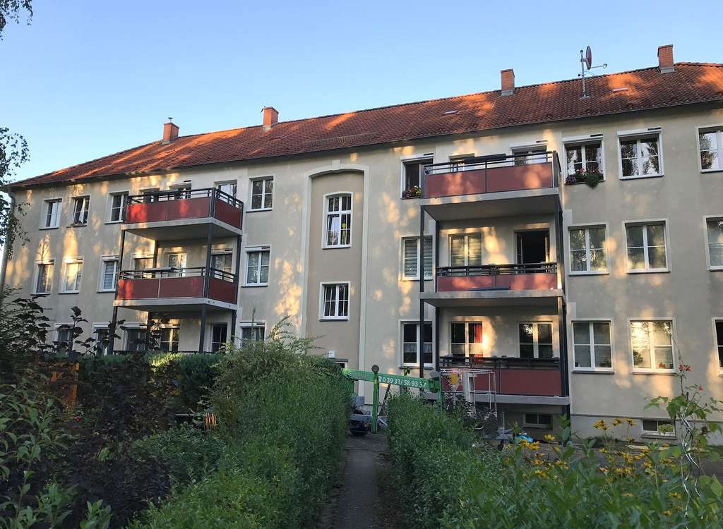 Immobilie in Hennigsdorf - Viel Platz fürs Leben: elegante 120 m² Wohnung mit Balkon, Garten, Carport & Einbauküche - Bild 1
