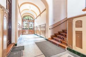 Friedenau! Die perfekte Kapitalanlage für die Zukunft: Altbauwohnung mit Balkon im Dornröschenschlaf