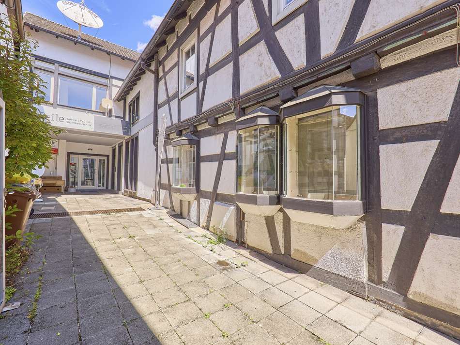 12 Seitlicher Eingangsbereich 