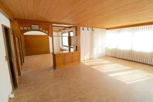 Sehr gepflegtes Einfamilienhaus, 2 Einliegerwohnungen, großes Grundstück und viel Nutzungspotenzial – Die vollständige Adresse der Immobilie erhältst du vom Anbieter., 84149 Velden – Vorschaubild 3