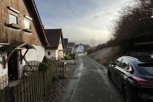 In schöner Ortsrand-/ Aussichtslage: Gepfl. EFH, u. a. mit Wintergarten, Kaminofen, Fußbodenheizung – Alte Weinstraße 33, 98554 Benshausen – Vorschaubild 7