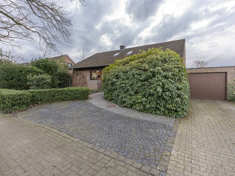Straßenansicht mit Garage