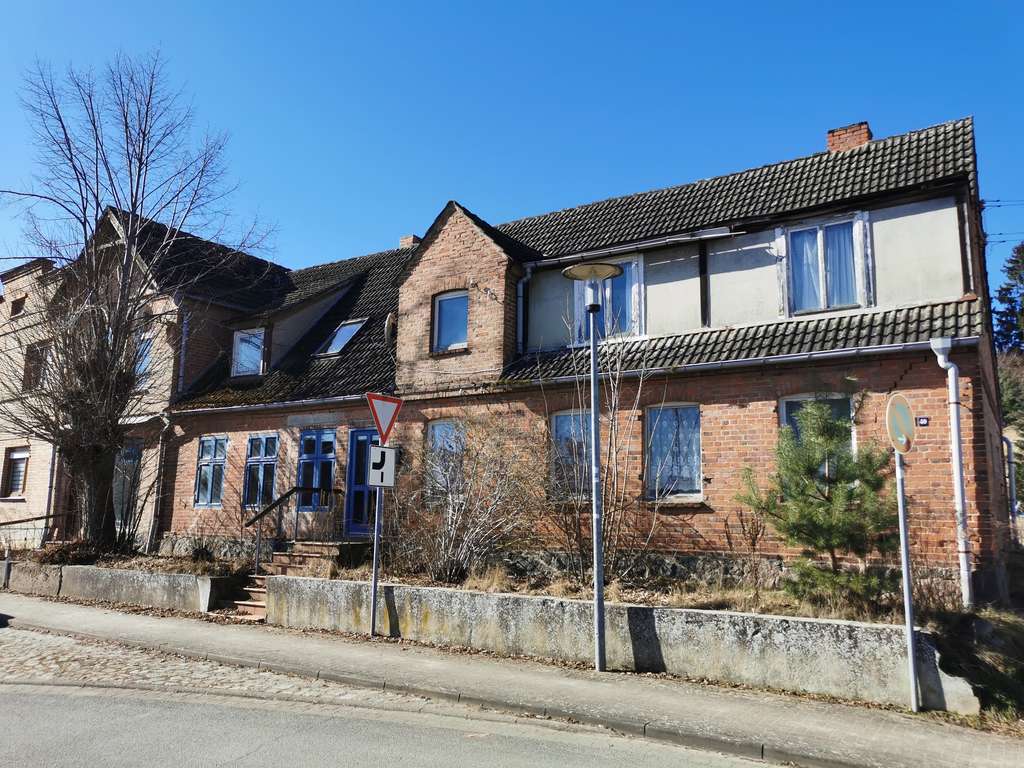 Immobilie in Gielow - Sanierungsbedürftiges 8-Zimmer Haus in Gielow - Bild 1