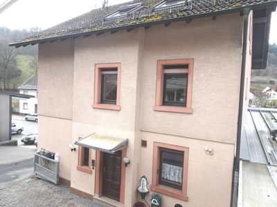 2 - Familienhaus mit großer Garage, 2 große Wohnungen und sep. 2 Appartements