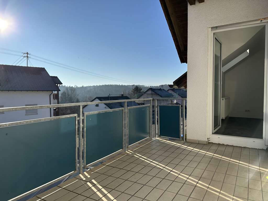 Immobilie in Althütte - Provisionsfrei! 2-Zimmer Dachgeschosswohnung mit Balkon und Außenstellplatz - Bild 1