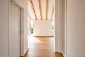 AIGNER - 3-Zimmer-Dachgeschosswohnung mit hohen Decken, Südterrasse und offenem Wohngefühl – Die vollständige Adresse der Immobilie erhältst du vom Anbieter., 80689 Blumenau, München – Vorschaubild 3