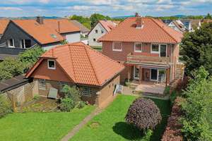 Gepflegtes Ein- oder Zweifamilienhaus mit tollem Garten in ruhiger Familienlage Barsinghausens – Nelkenstr. 8, 30890 Barsinghausen – Vorschaubild 2