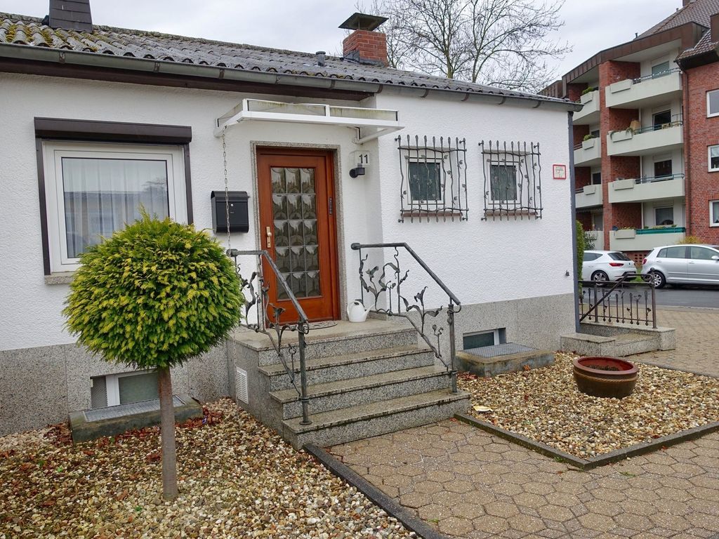 Gemütliches Einfamilienhaus mit großzügigem Eckgrundstück ...