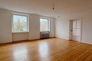 Helle 3-Zimmer-Wohnung mit großem Balkon für Altbau-Liebhaber