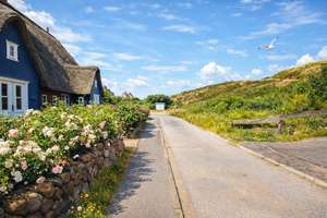 Zu Fuß zum Strand  -   Reetdachhaus zur Eigennutzung und Ferienvermietung – Die vollständige Adresse der Immobilie erhältst du vom Anbieter., 25992 List (Sylt) – Vorschaubild 1
