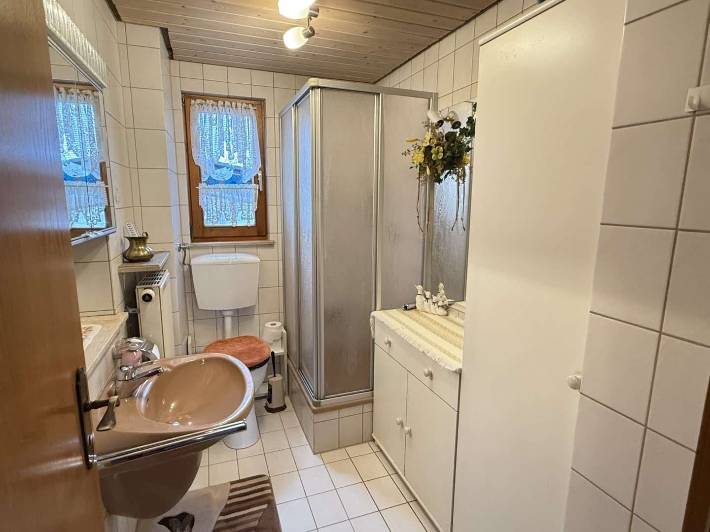 Immobilie in Meßkirch - Einfamilienhaus mit ELW, Nahwärmeheizung und 2 Garagen in guter Lage - Bild 2