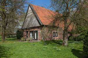 Idyllisches Wohnen im Grünen – Freistehendes Haus mit Naturgarten und Kamin