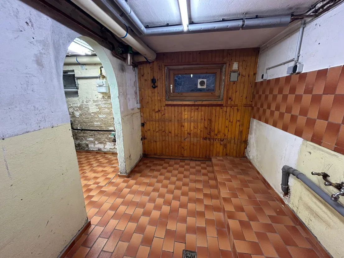 Gemütliches Reihenendhaus mit XL-Dachterrasse, Terrasse, Garten und zwei Garagen – Waschküche