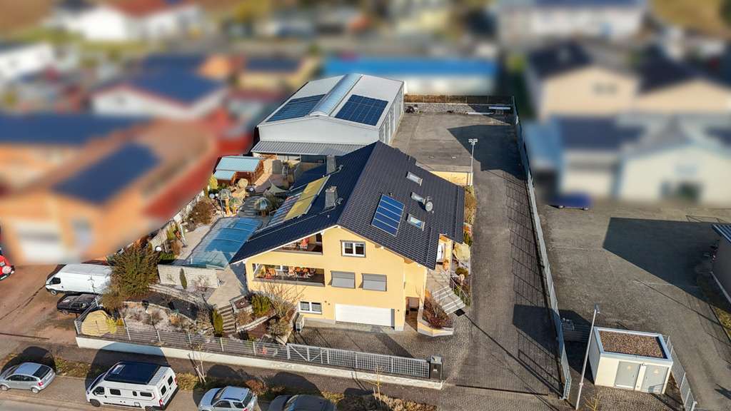 Immobilie in Elsenfeld - DIETZ: Einzigartiges Architektenhaus mit Einliegerwohnung, Pool und Gewerbehalle für Ihr Unternehmen - Bild 2