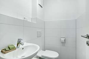 Freie 3-Zimmer-Maisonette-Wohnung mit Galerie, Süd-Loggia, Lift & Bergblick - KfW 40 A+ – Die vollständige Adresse der Immobilie erhältst du vom Anbieter., 81549 Südgiesing, München – Vorschaubild 5