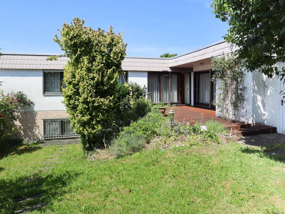 Haus seitlich mit Terrasse