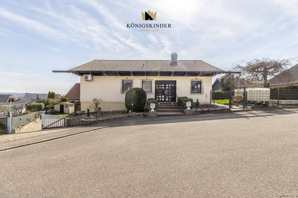 Immobilie in Tiefenbronn - Modernes Landhaus mit Einliegerwohnung, hochwertiger Ausstattung und Traumgarten! - Bild 1