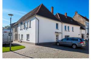 Wohn- und Geschäftshaus mit attraktiven Mieteinnahmen und Potenzial in Güsten ,Faktor 11 – Die vollständige Adresse der Immobilie erhältst du vom Anbieter., 39439 Güsten – Vorschaubild 1