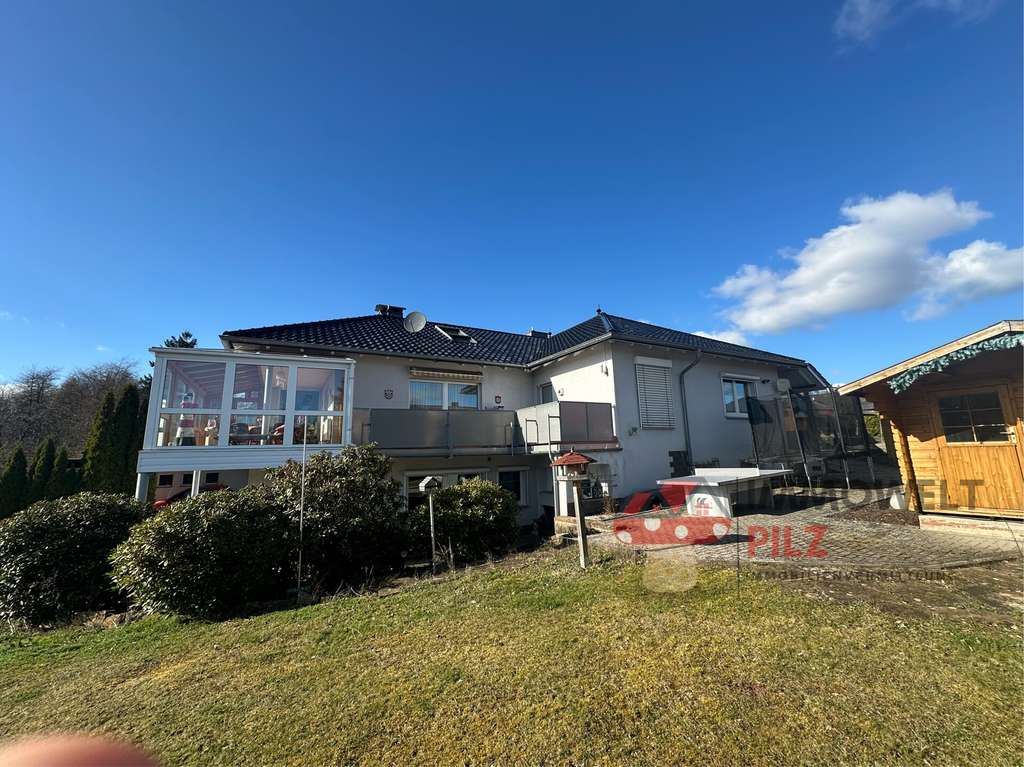 Immobilie in Sinntal - Exklusives Familiendomizil mit Einliegerwohnung, Pool und weitläufigem Grundstück - Bild 2