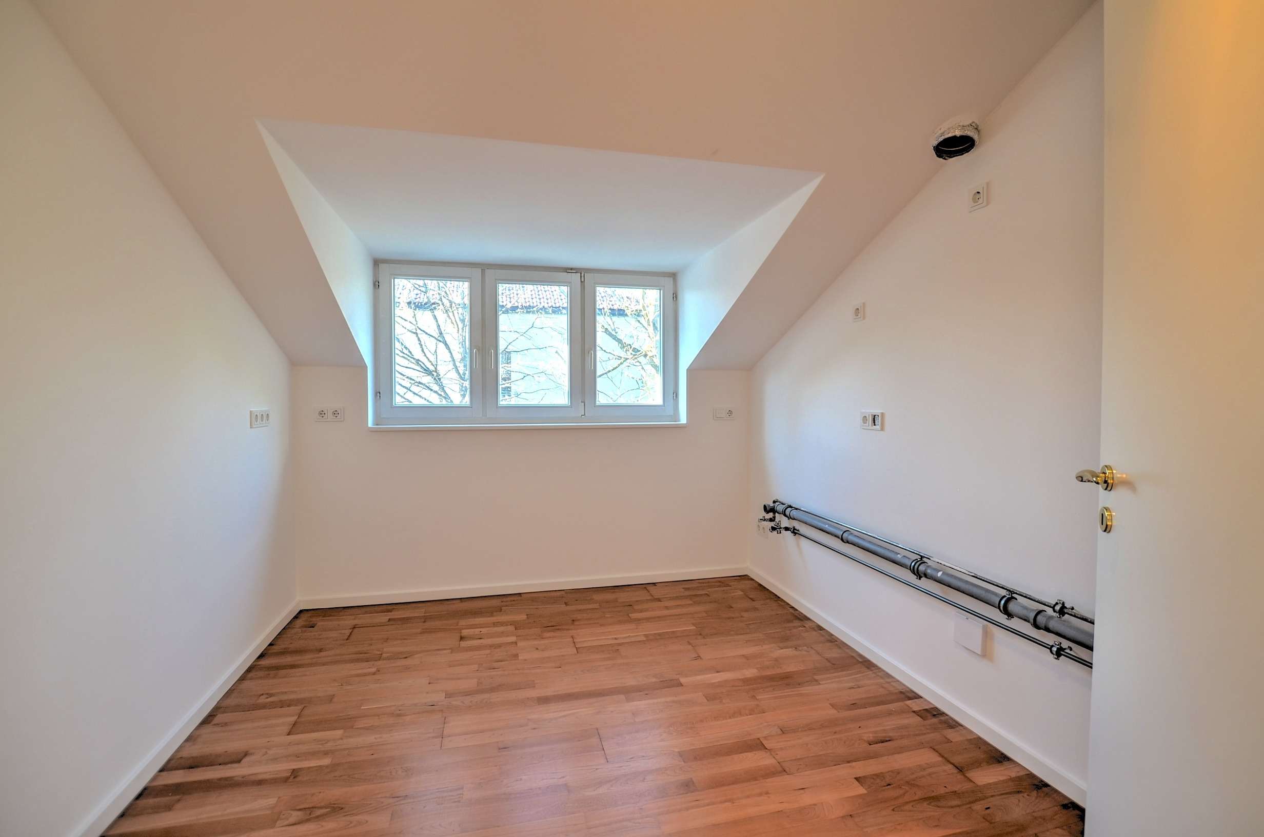 Immobilie in Grünwald - MÜNCHEN-GRÜNWALD: SONNIGES DACHGESCHOSSJUWEL MIT EXQUISITER AUSSTATTUNG! - Bild 3