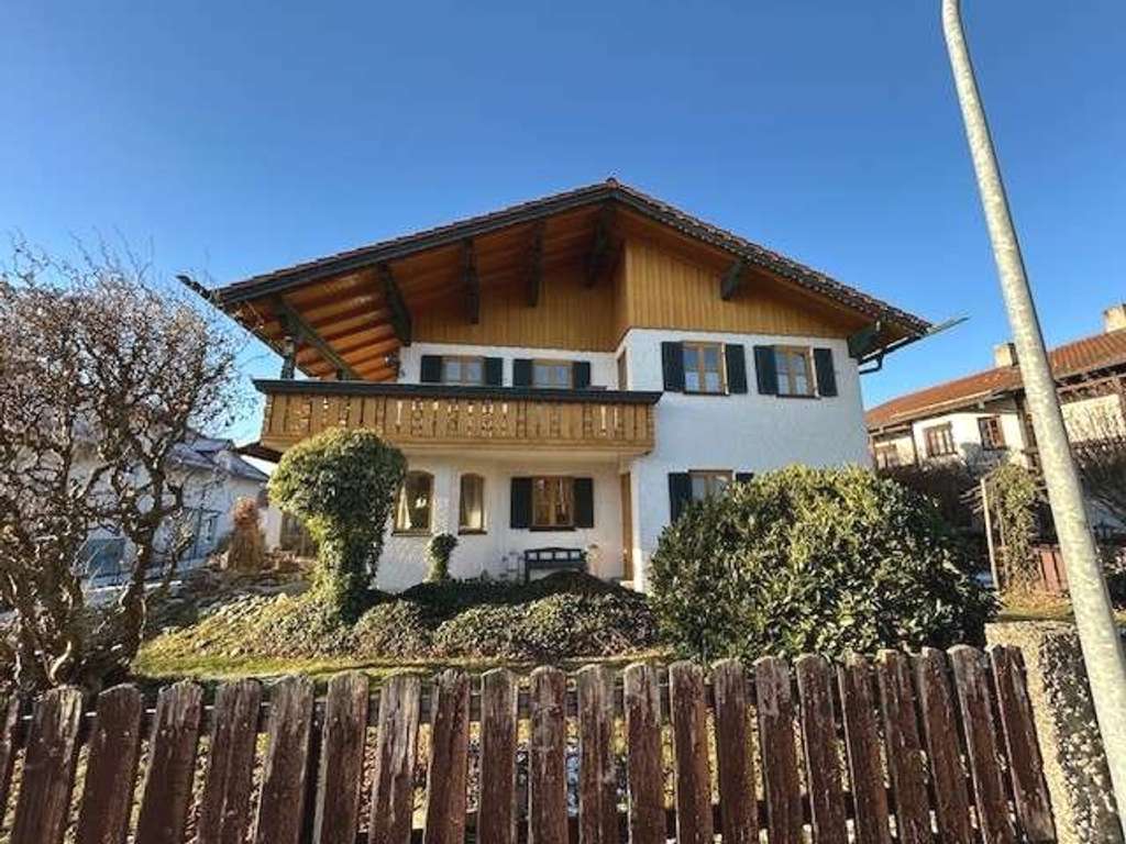 Immobilie in Winhöring - Wunderschönes freistehendes Einfamilienhaus im Landhausstil  mit großem Garten - Bild 0