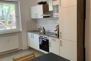Sehr helle 1,5 Zimmerwohnung mit großer Wohnküche in stilvollem Altbau!