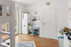 Exklusives Einfamilienhaus (6 Zi.) |  240m2 | Sehr hell | Ruhig & grün, ideal für Familien |01.08.26 – leo-bauer straße 10, 14476 Groß Glienicke, Potsdam – Vorschaubild 9