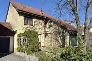 GERÄUMIGES EINFAMILIENHAUS
MIT GARTEN UND GARAGE
IN STADTNAHER LAGE – Die vollständige Adresse der Immobilie erhältst du vom Anbieter., 74523 Schwäbisch Hall – Vorschaubild 2