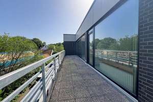 CHARMANTE 2-RAUM DACHGESCHOSSWOHNUNG IN KÖLN MÜNGERSDORF - DACHTERRASSE - AUFZUG - BLICK INS GRÜNE – Die vollständige Adresse der Immobilie erhältst du vom Anbieter., 50933 Müngersdorf, Köln – Vorschaubild 9