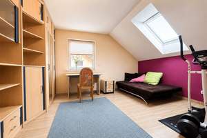 idyllische Siedlungslage | Bj. 2012 - freistehend | Kamin | Fußbodenheiz. | EBK | PV-Anlage | Garage – 4207 Lausen-Grünau, Leipzig – Vorschaubild 15