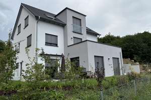 Neuwertiges Haus in Estenfeld –  A+, Ruhelage, Home-Office, Traumblick in