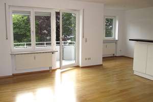 **Lichtdurchflutete 2-Zimmer-Wohnung mit Süd-/West-Balkon in München-Waldtrudering** – Kloster-Innichen-Strasse *, 81827 Waldtrudering, München – Vorschaubild 1
