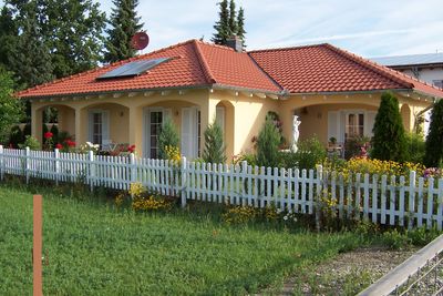 Mediterranes Wohngefühl auf einer Ebene – großzügiger Bungalow in Graben