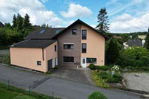Stilvolles Dreifamilienhaus mit Fernblick in exklusiver Lage von Hermannrode – Im Kleinen Feld 4, 37249 Neu-Eichenberg – Vorschaubild 2