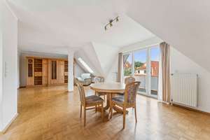 Maisonette mit Mehrwert: Flexibler Schnitt (2–3 Zi.), ausgebauter Dachboden & 2 Balkone!