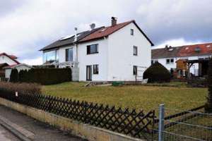 Möblierte Doppelhaushälfte mit großem Garten, Garage und viel Platz in Ehingen