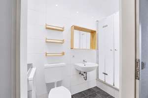 🌿 Hoch hinaus in Adlershof – helle 1-Zimmer-Altbau mit Dielen, 3-m-Decken & Blick zum Johannisthal – Die vollständige Adresse der Immobilie erhältst du vom Anbieter., 12489 Adlershof, Berlin – Vorschaubild 8