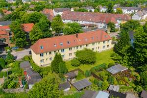 Helle 1-Zimmer-Dachgeschosswohnung mit Einbauküche in Lübeck-Kücknitz zu vermieten! – Redderkoppel 10, 23569 Kücknitz, Lübeck – Vorschaubild 1
