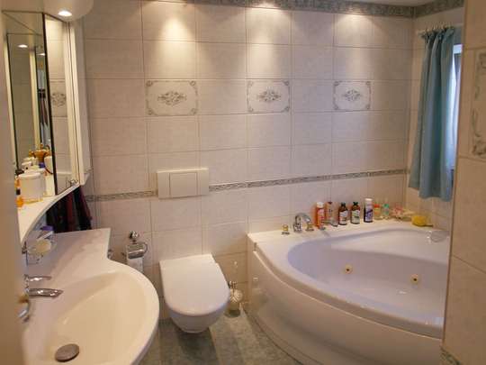 Einladendes Wohnhaus mit großer Schwimmhalle - Bild 19